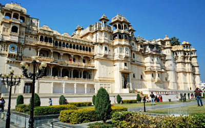 guided tour of city palace udaipur on the lake pichola